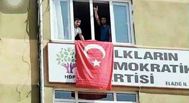 Elazığlı gençler, HDP İl Örgütü binasına Türk bayrağı astı