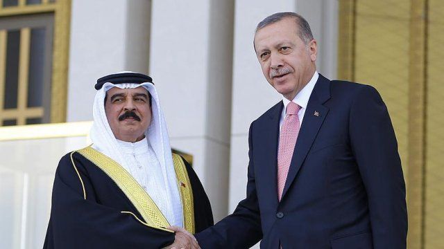 Erdoğan, Bahreyn Kralı Halife&#039;yi törenle karşıladı