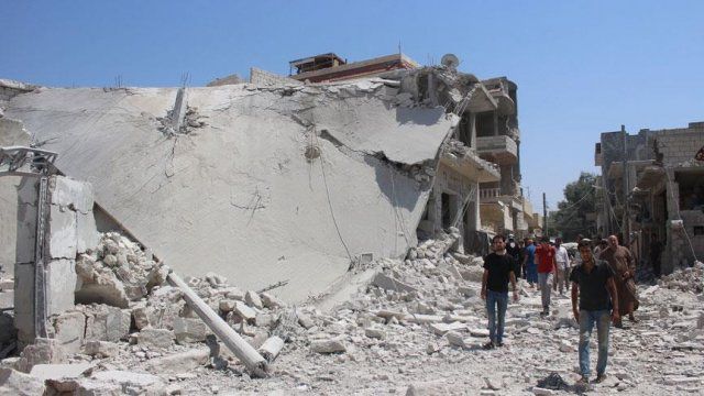 Esed rejimi yerleşim yerini bombaladı: 10 ölü