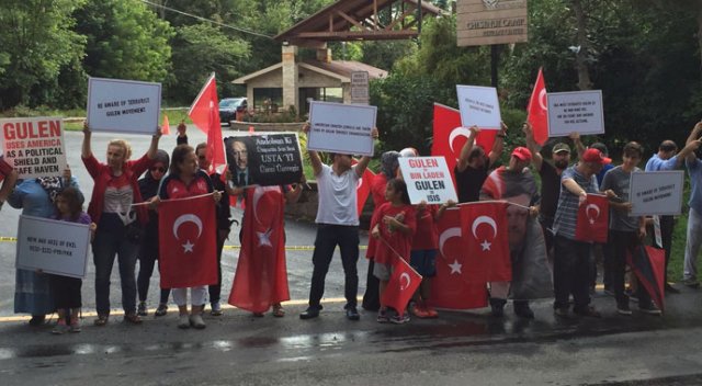 Fethullah Gülen&#039;in ABD&#039;deki malikanesi önünde protesto