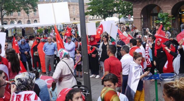 Fransa&#039;da yüzlerce Türk Fransız basınını protesto etti