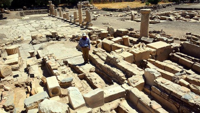Gladyatörler kentinde bin 500 yıllık kilise tabanı bulundu