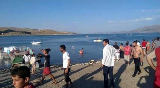 Hazar Gölü&#039;nde topun peşinden giden genç boğularak öldü