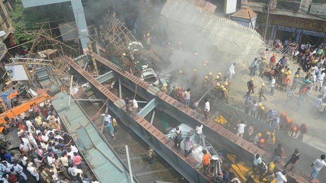 Hindistan&#039;da köprü çöktü: 22 kişi kayıp