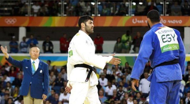 İsrailli rakibinin elini sıkmayan Mısırlı Judocuya şok!