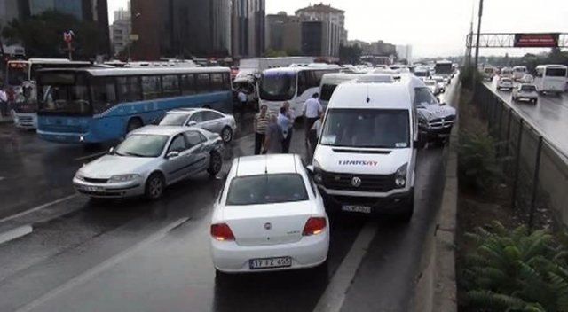 İstanbul&#039;daki zincirleme kaza trafiği felç etti