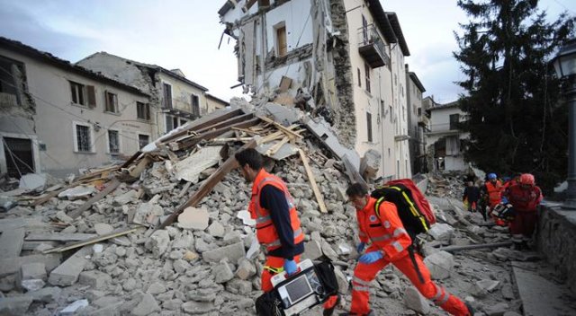 İtalya&#039;daki büyük depremde çok sayıda ölü var