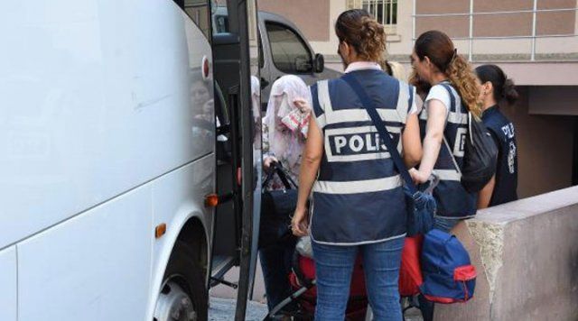 İzmir&#039;de 12 adliye çalışanı tutuklandı