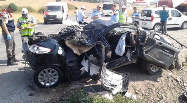 İzmir&#039;de trafik kazası: 1 ölü, 2 yaralı