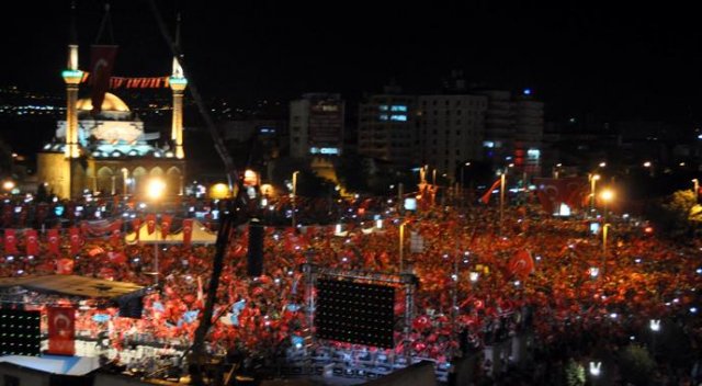 Kayseri&#039;de demokrasi mitingine 250 bin kişi katıldı