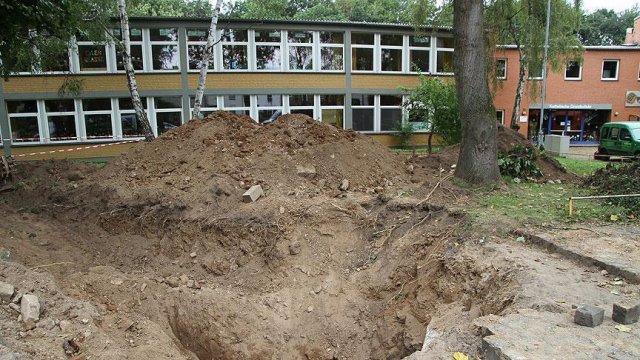Okul bahçesinde 2. Dünya Savaşı&#039;ndan kalma bomba bulundu