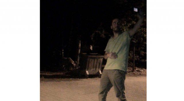 Ormanda ayıyla selfie çekti