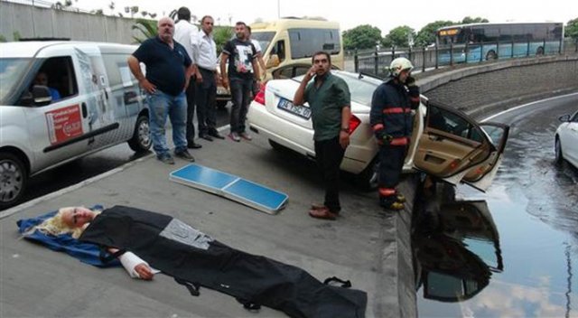 Rus sürücünün otomobili refüje girdi, 1 kişi öldü