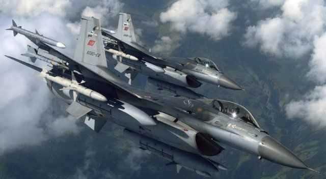 Türk savaş uçakları Kuzey Irak&#039;ı bombaladı
