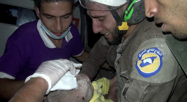 Suriye&#039;de 1 aylık bebek enkazdan sağ çıkarıldı