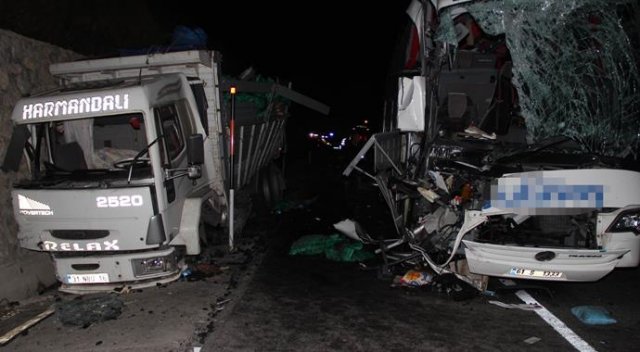 Yolcu otobüsü kamyona çarptı: 1 ölü