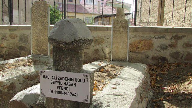 Afyonkarahisar&#039;da 200 yıllık mezarlar gün yüzüne çıkarıldı