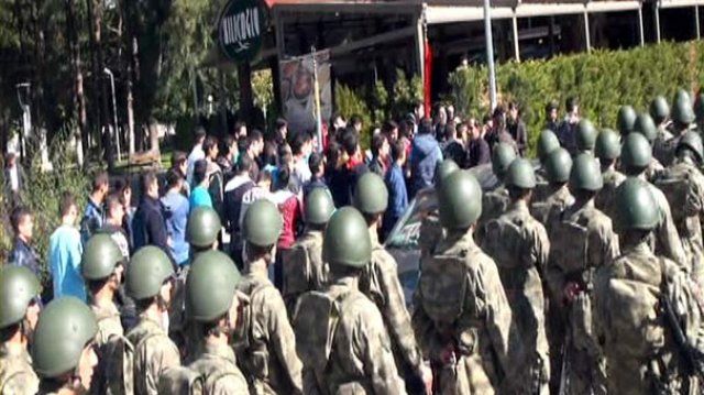 Vatandaş&#039;tan askerlere coşkulu karşılama