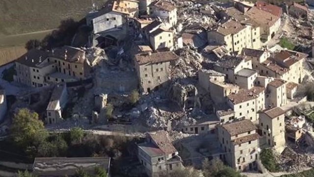 Deprem bölgesinde zemin 70 santimetreye kadar çöktü