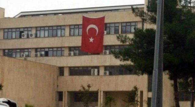 Diyarbakır Büyükşehir Belediyesi&#039;ne Türk bayrağı asıldı