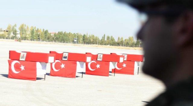 Durak karakolu Türk bayraklarıyla donatıldı