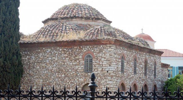 Fanatik Yunanlılar cami alanını işgal etti