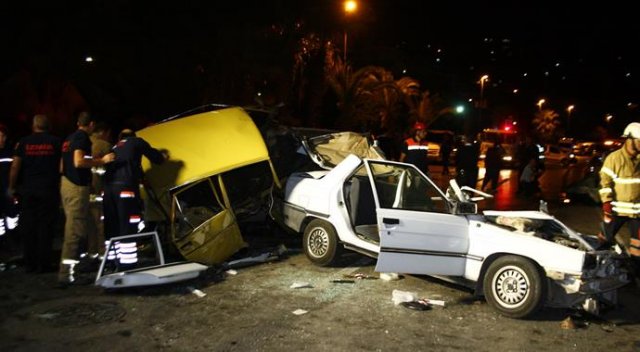 İzmir&#039;de korkunç kaza, 1 kişi öldü 5 de yaralı var