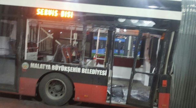 Malatya&#039;da TIR, trambüse çarptı: 6 yaralı