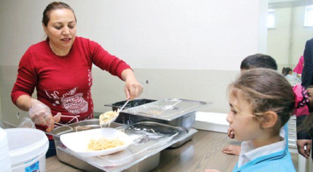 Okulun gönüllü annesi harç karıyor, temizlik ve yemek dağıtımı yapıyor