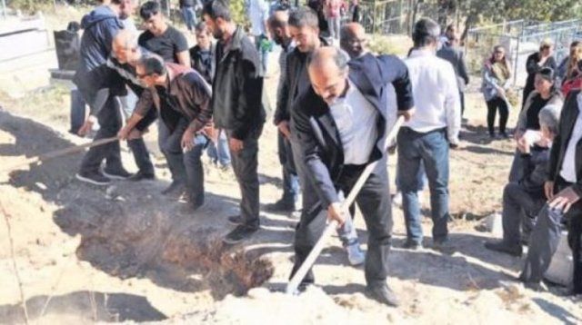 PKK’lı hainleri HDP&#039;li vekiller gömdü