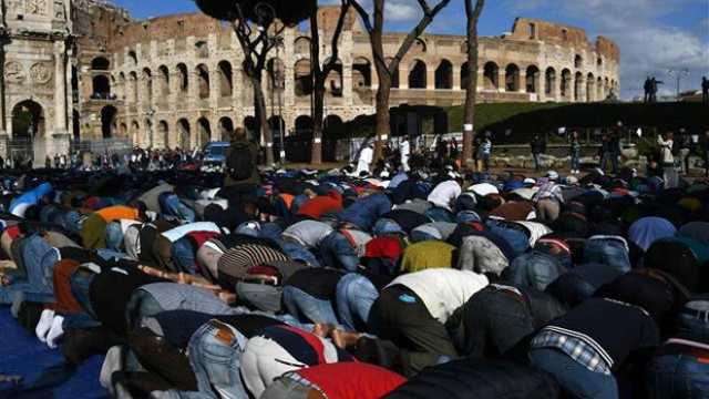 Roma&#039;da Müslümanlar protesto için Kolezyum&#039;un önünde namaz kıldı