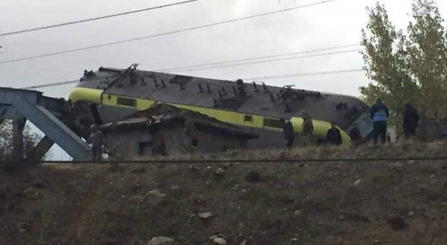 Sivas&#039;ta yük treni ile manevra treni çarpıştı: 4 yaralı