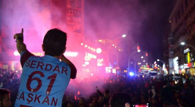 Trabzon galibiyeti sokaklarda kutladı
