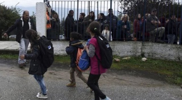 Yunanistan&#039;da okula giden mülteci çocuklar protesto edildi