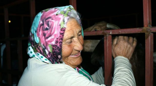 Çalınan keçilerini teslim alan kadın gözyaşlarına boğuldu