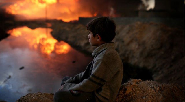 DAEŞ, Kayyara&#039;da petrol kuyularını ateşe verdi!