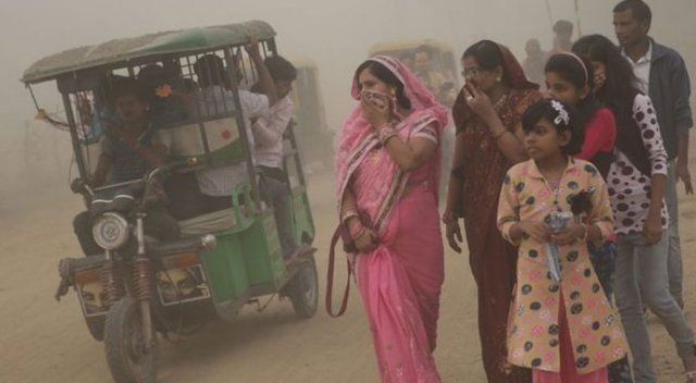 Delhi&#039;de hava kirliliği nedeniyle okullar 3 gün tatil