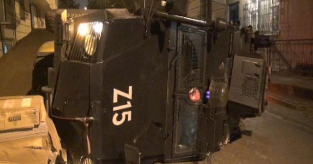 İstanbul&#039;da zırhlı polis aracı devrildi: 3 yaralı