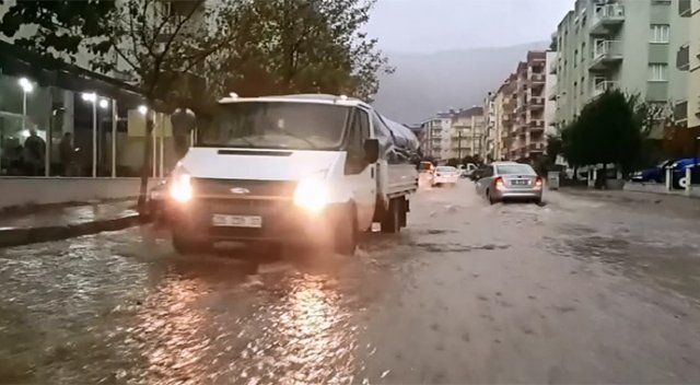 İzmir&#039;de sağanak yağış hayatı felç etti