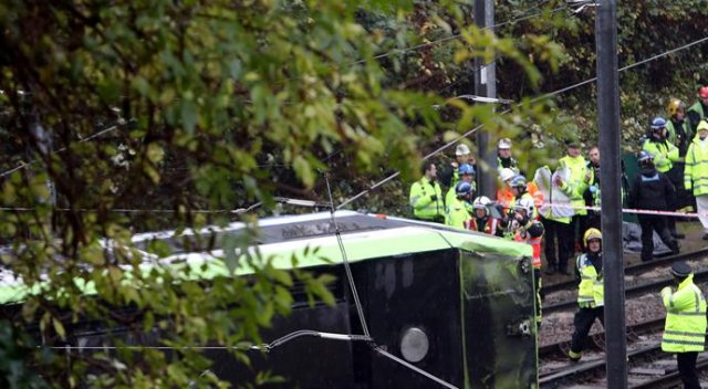 Londra&#039;da tramvay devrildi: 50 yaralı