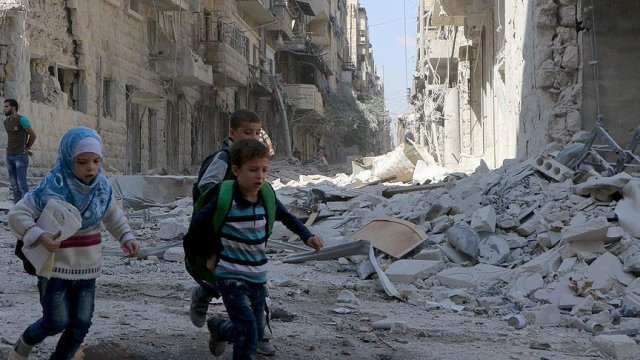 Rus uçaklarının bombaladığı Halep&#039;te 3&#039;ü çocuk 9 sivil öldü