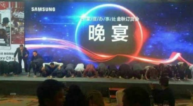 Samsung&#039;un Çinli yöneticileri diz çöküp özür diledi