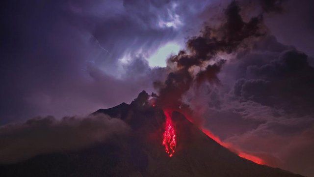 Sinabung Yanardağı çevresinde kırmızı alarm