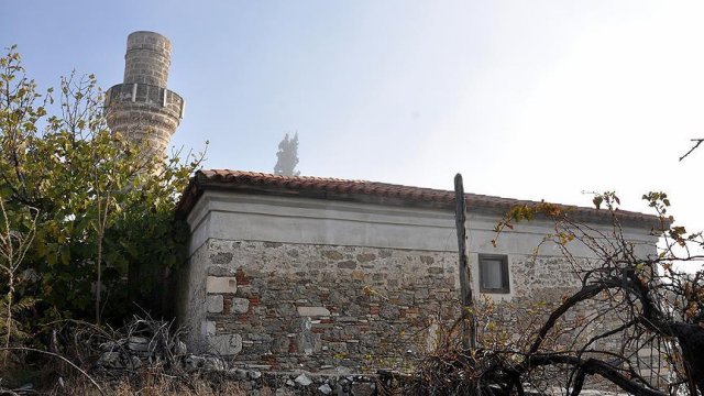 Tarihi caminin minare külahındaki bakır levhaları çaldılar