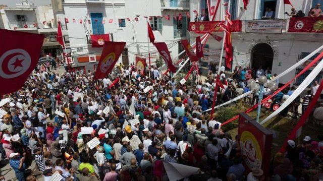 Tunus&#039;ta binlerce öğretmen gösteri düzenledi