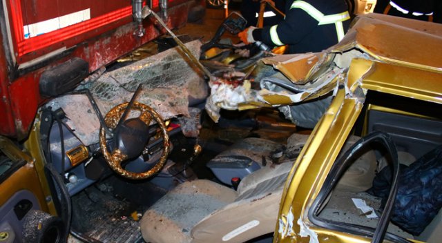 Bursa&#039;da otomobil tıra çarptı: 1 ölü, 1 yaralı