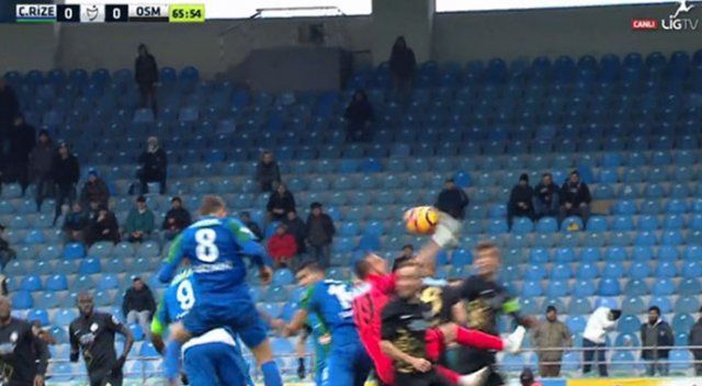 Cüneyt Çakır, kalecinin eline çarpan pozisyonda penaltı kararı verdi