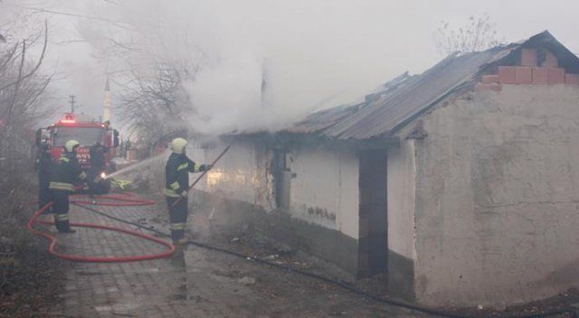 Edirne&#039;de yangın, tek katlı ev kül oldu