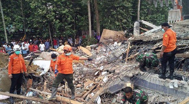 Endonezya&#039;da 6,5 büyüklüğünde deprem