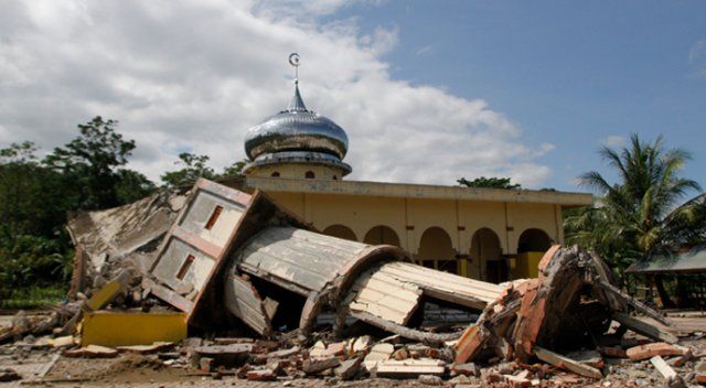 Endonezya&#039;daki depremde ölü sayısı 93&#039;e yükseldi